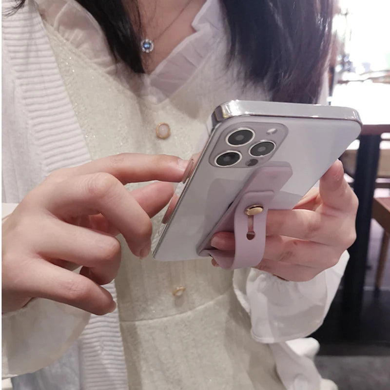 Versatile Wristband Phone Holder: Secure Grip for iPhone & Samsung - Universal Stand with Push-Back Socket Bracket