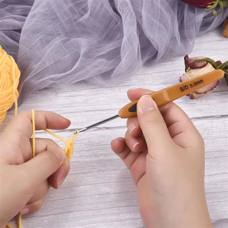 8Pcs Mix Size Plastic Handle Crochet Hooks - 2.5mm-6mm Knitting Needles for Yarn Craft, Knit Weave Tools, Xmas Gift