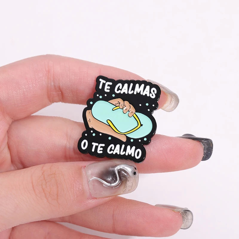 "Te Calmas O Te Calmas" Enamel Pin – Funny Spanish Mom Humor Brooch Lapel Badge Jewelry Gift for Women