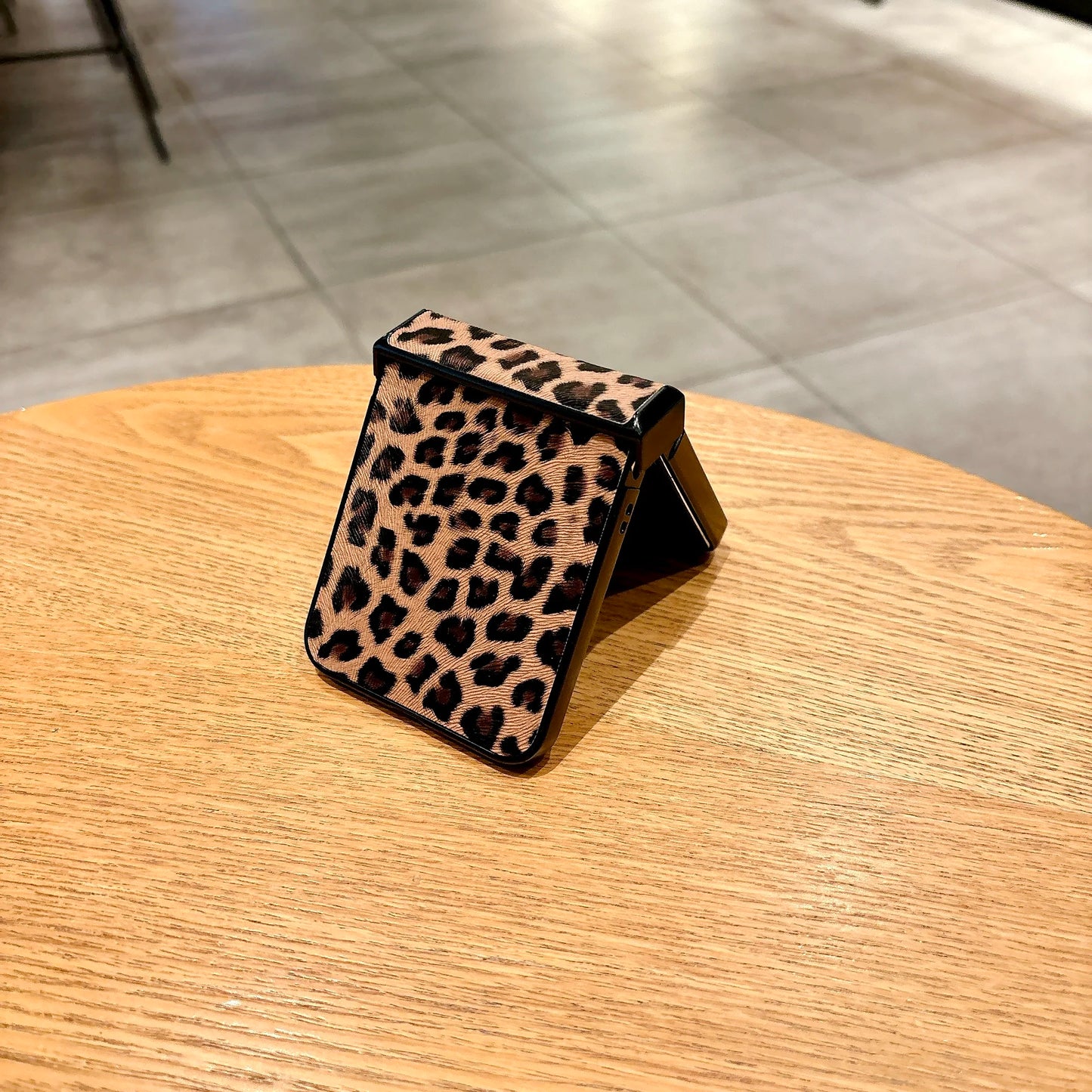 Luxury Leopard Grain Leather Folding Case for Samsung Galaxy Z Flip 3/4/5/6 – Stylish Protective Cover