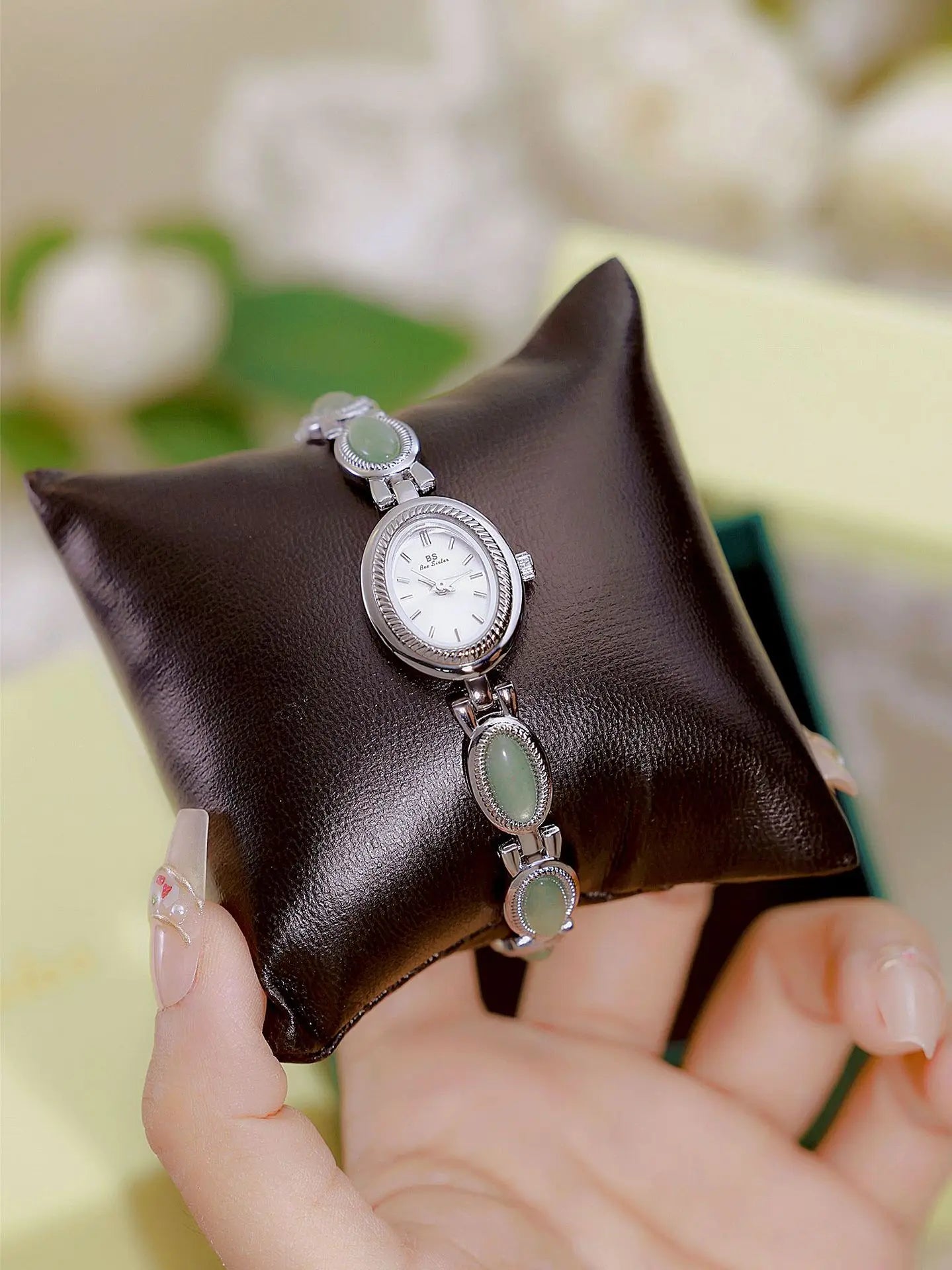 UTHAI Women's Luxury Watch – Retro Bracelet with Dongling Stone & Hotan Jade, Waterproof, Gift Chain Watch