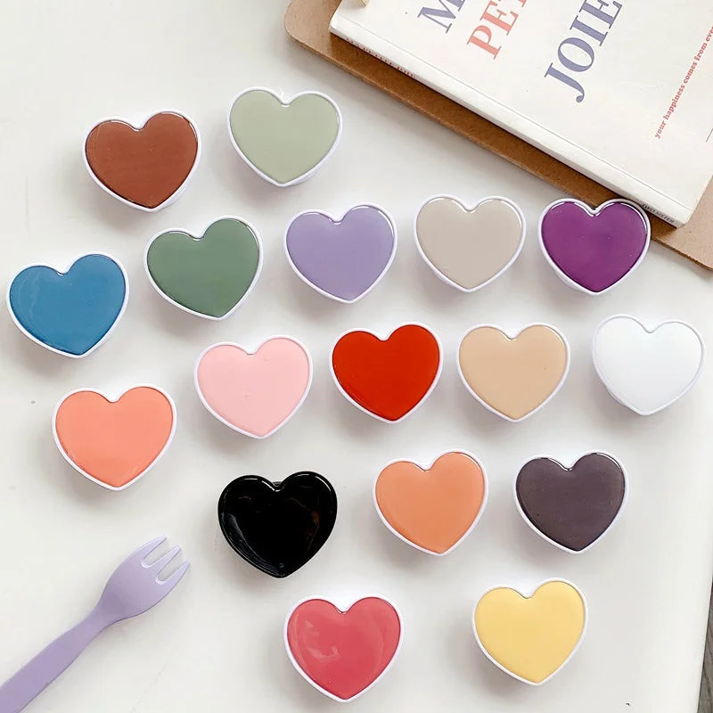Universal Heart-Shaped Phone Socket Holder: Finger Grip Bracket Support for iPhone 15, 14, 13, Samsung - Pocket Socket Stand